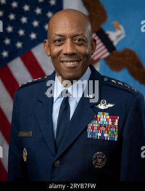 Washington, États-Unis d ' Amérique. 28 septembre 2023. Washington, États-Unis d ' Amérique. 28 septembre 2023. Portrait officiel du général de l'armée de l'air américaine Charles Q. Brown, Jr., le 21e président des chefs d'état-major interarmées, au Pentagone, le 28 septembre 2023 à Arlington, en Virginie. Crédit : /US Photo de l'armée/Alamy Live News Banque D'Images