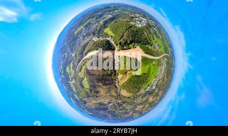 Luftbild, Abgerissene und gesprengte Talbrücke Rahmede der Autobahn A45, Altenaer Straße, Waldschäden, Erdkugel, Fisheye Aufnahme, Fischaugen Aufnahme, 360 Grad Aufnahme, Tiny World, Gevelndorf, Lüdenscheid, Sauerland, Nordrhein-Westfalen, Deutschland ACHTUNGxMINDESTHONORARx60xEURO *** vue aérienne, démolie et fait exploser le viaduc Rahmede de l'autoroute A45, Altenaer Straße, dégâts forestiers, globe, tir de poisson, prise de vue Fisheye, prise de vue à 360 degrés, monde minuscule, Gevelndorf, Lüdenscheid, Sauerland, Rhénanie du Nord Westphalie, Allemagne ATTENTIONXMINDESTHONORARx60xEURO crédit : Imago/Alamy Live News Banque D'Images