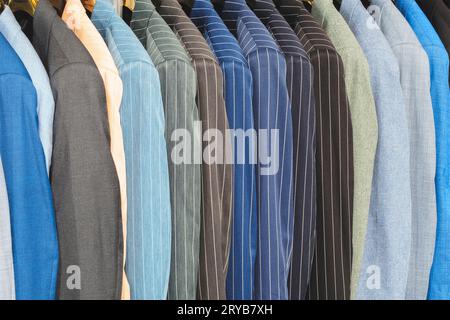 Racks avec différents costumes pour hommes dans une boutique de vêtements pour hommes. Banque D'Images