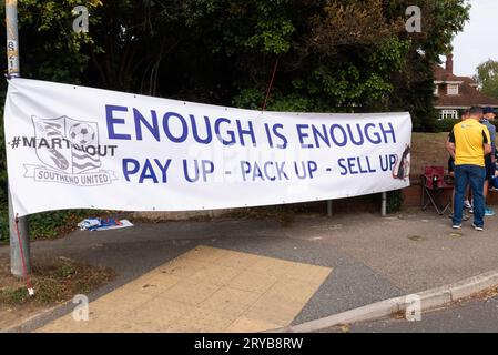 Benfleet, Essex, Royaume-Uni. 30 septembre 2023. Une manifestation a lieu au domicile de Ron Martin, propriétaire du club de la Ligue nationale Southend Utd. Les fans le blâment pour les relégations répétées, le retard dans la vente du club et craint qu'une pétition de liquidation du HMRC ne soit impayée et risque la survie du club. Une audience est prévue le 4 octobre Cette manifestation est qualifiée de «fête anniversaire de l'embargo d'un an», le club étant incapable de signer de nouveaux joueurs alors qu'il connaît des difficultés financières Banque D'Images