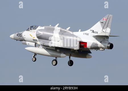 Douglas A-4N Skyhawk exploité par la firme canadienne Top Aces dans le rôle adversaire débarquant à la RAF Lakenheath, Suffolk après une sortie locale. Banque D'Images