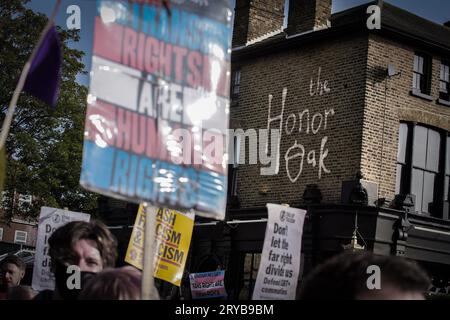 Londres, Royaume-Uni. 30 septembre 2023. Les manifestations se poursuivent près du pub Honor Oak, dans le sud-est de Londres, à l'occasion de l'événement Drag Queens Story Time. Les manifestations dégénèrent fréquemment en affrontements violents entre les manifestants d'extrême droite et les partisans de la communauté trans. Crédit : Guy Corbishley/Alamy Live News Banque D'Images