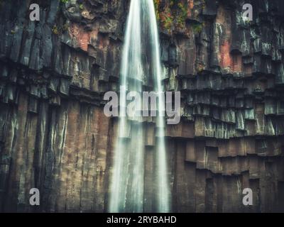 Détail d'une cascade avec colonnes basaltiques en Islande Banque D'Images