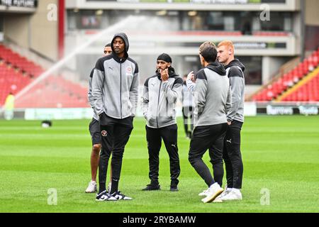 Les joueurs de Blackpool arrivent avant le match Sky Bet League 1 Barnsley vs Blackpool à Oakwell, Barnsley, Royaume-Uni, le 30 septembre 2023 (photo de Craig Thomas/News Images) Banque D'Images