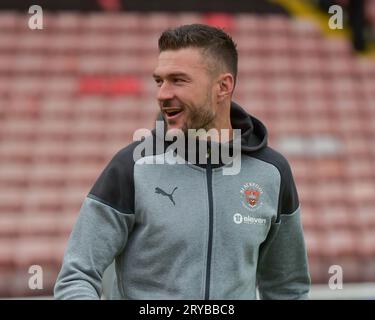 Richard O'Donnell #1 de Blackpool arrive devant le match Sky Bet League 1 Barnsley vs Blackpool à Oakwell, Barnsley, Royaume-Uni, le 30 septembre 2023 (photo de Craig Cresswell/News Images) en, le 9/30/2023. (Photo de Craig Cresswell/News Images/Sipa USA) crédit : SIPA USA/Alamy Live News Banque D'Images