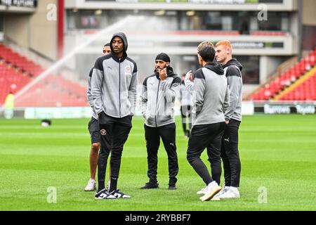 Les joueurs de Blackpool arrivent avant le match Barnsley vs Blackpool de Sky Bet League 1 à Oakwell, Barnsley, Royaume-Uni. 30 septembre 2023. (Photo Craig Thomas/News Images) dans, le 9/30/2023. (Photo Craig Thomas/News Images/Sipa USA) crédit : SIPA USA/Alamy Live News Banque D'Images