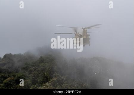 District d'Olaon, Panama. 22 septembre 2023. Un hélicoptère CH-47 Chinook de l'armée américaine navigue dans le brouillard et la brume alors qu'il s'approche d'une zone d'atterrissage au sommet d'une montagne de jungle isolée, le 22 septembre 2023, dans le district d'Olaon, au Panama. Les forces américaines ont aidé à la recherche et à la récupération d'un hélicoptère Servicio Nacional Aeronaval Leonardo AW-139 écrasé qui s'est écrasé tuant tous les trois à bord. Crédit : TSgt. Duncan McElroy/États-Unis Air Force/Alamy Live News Banque D'Images