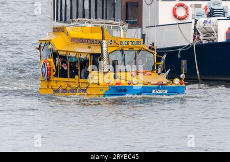 London Duck Tours Limited DUKW véhicule amphibie de guerre en route sur la Tamise à Vauxhall, avec des passagers à bord. Entièrement chargé Banque D'Images