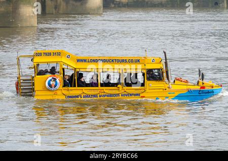 London Duck Tours Limited DUKW véhicule amphibie de guerre en route sur la Tamise à Vauxhall, avec des passagers à bord. Entièrement chargé Banque D'Images