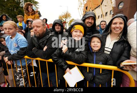 Les supporters attendent que les joueurs arrivent à l'extérieur du terrain avant le match de Premier League au Molineux Stadium, Wolverhampton. Date de la photo : Samedi 30 septembre 2023. Banque D'Images