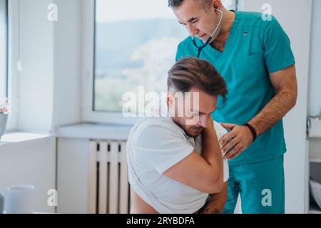 Un médecin spécialiste vérifie la pression artérielle et la fréquence cardiaque d'un patient à l'aide d'un stéthoscope et d'un sphygmomanomètre dans un cadre clinique. Banque D'Images