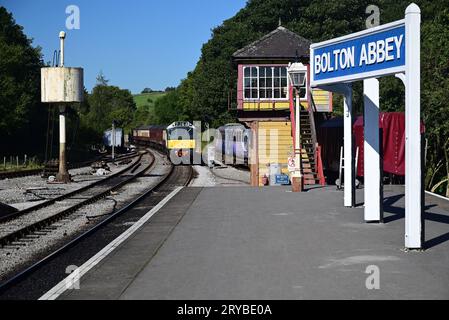 Un train arrivant à la gare de Bolton Abbey sur l'Embsay & Bolton Abbey Railway, remorqué par BR classe 25 diesel No D7612. Banque D'Images