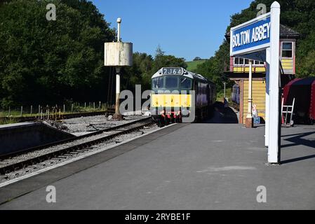 Un train arrivant à la gare de Bolton Abbey sur l'Embsay & Bolton Abbey Railway, remorqué par BR classe 25 diesel No D7612. Banque D'Images