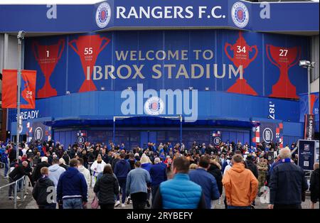 Les fans des Rangers arrivent avant le match de Cinch Premiership à l'Ibrox Stadium, Glasgow. Date de la photo : Samedi 30 septembre 2023. Banque D'Images