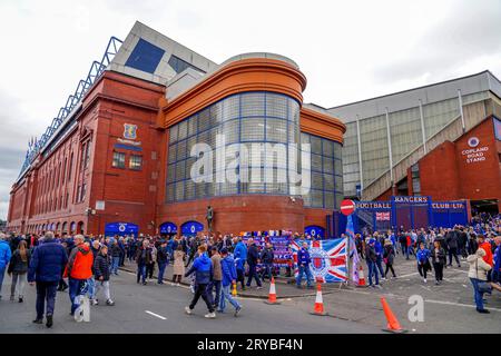 Les fans arrivent à l'Ibrox Stadium, Glasgow, avant le match de Cinch Premiership contre Aberdeen. Date de la photo : Samedi 30 septembre 2023. Banque D'Images