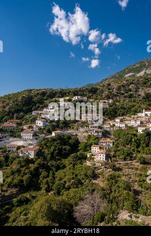 Vue sur les maisons blanches avec volets jaunes, les montagnes et la mer. Vuno, Albanie. Banque D'Images