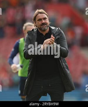 Daniel Farke, entraîneur de Leeds United, remercie les fans après le match du Sky Bet Championship au St Mary's Stadium de Southampton. Date de la photo : Samedi 30 septembre 2023. Banque D'Images