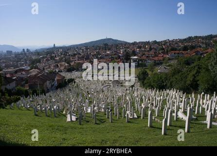 Sarajevo, Bosnie-Herzégovine - 27 septembre 2023 : Cimetière des martyrs où Alija Izetbegovic repose en paix. Une promenade dans le centre de la ville de Sarajevo Banque D'Images