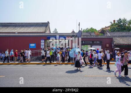 Pékin, Chine - 2 juillet 2023 : foule devant la station du temple Yonghegong Lama du métro de Pékin. Banque D'Images