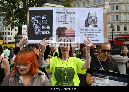 Trafalgar Square, Londres, Royaume-Uni. 30 septembre 2023. Des centaines de manifestants bruyants avec palcards demandent justice pour Marshall et des millions - pas d'interdiction pas d'intimidations marche pour Tysson et pour Rocco les deux chiens abattus par la police métropolitaine de Londres, au Royaume-Uni. Crédit : Voir Li/Picture Capital/Alamy Live News Banque D'Images