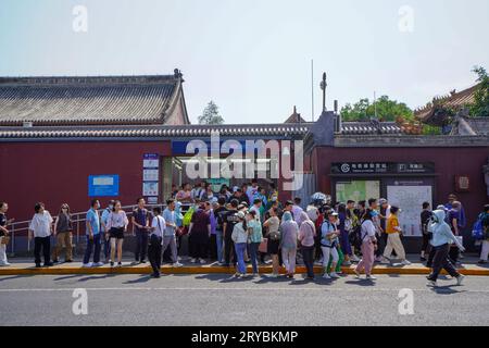Pékin, Chine - 2 juillet 2023 : foule devant la station du temple Yonghegong Lama du métro de Pékin. Banque D'Images
