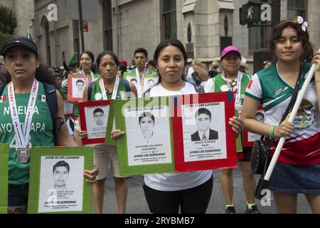 Défilé du jour de l'indépendance mexicaine le long de Madison Avenue à New York. L'affaire Ayotzinapa concerne la disparition de 43 étudiants mexicains en 2014. Les étudiants venaient du Collège de formation des enseignants ruraux d'Ayotzinapa. Ils ont été arrêtés par la police alors qu'ils se préparaient à participer à une manifestation à Mexico. Banque D'Images