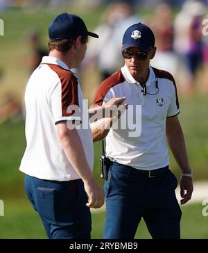 Le capitaine Luke Donald de l'équipe Europe célèbre le 10 avec Robert MacIntyre lors des fourballes le deuxième jour de la 44e Ryder Cup au Marco Simone Golf and Country Club, Rome, Italie. Date de la photo : Samedi 30 septembre 2023. Banque D'Images
