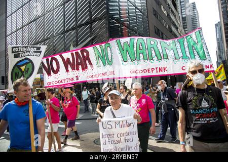 Le dimanche 17 septembre, environ 75 000 000 personnes ont défilé dans les rues de New York lors du plus grand événement climatique aux États-Unis depuis le début du COVID. La marche a appelé le président Biden à prendre des mesures beaucoup plus fortes contre les combustibles fossiles, y compris à honorer son engagement de campagne de cesser de délivrer des permis pour l'extraction de combustibles fossiles sur les terres fédérales et à déclarer officiellement une urgence climatique Banque D'Images