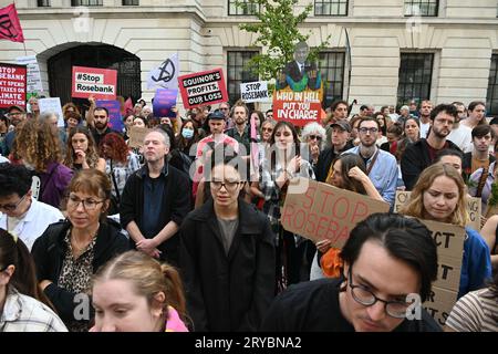 Whitehall place, Londres, Royaume-Uni. 30 septembre 2023. Des manifestations contre le gouvernement britannique viennent d’approuver un champ pétrolier pour Equinor, le géant pétrolier norvégien, qui possède le plus grand champ pétrolier non développé du Royaume-Uni. Manifestation Fossil Free London et marche du nouveau bâtiment du ministère de la sécurité énergétique et du Net Zero (DESNZ) à l'ambassade de Norvège. Crédit : Voir Li/Picture Capital/Alamy Live News Banque D'Images