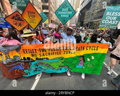 Le dimanche 17 septembre, environ 75 000 000 personnes ont défilé dans les rues de New York lors du plus grand événement climatique aux États-Unis depuis le début du Covid. La marche a appelé le président Biden à prendre des mesures beaucoup plus fortes contre les combustibles fossiles, y compris à honorer son engagement de campagne de cesser de délivrer des permis pour l'extraction de combustibles fossiles sur les terres fédérales et à déclarer officiellement une urgence climatique. Banque D'Images