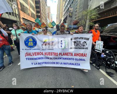 Le dimanche 17 septembre, environ 75 000 000 personnes ont défilé dans les rues de New York lors du plus grand événement climatique aux États-Unis depuis le début du Covid. La marche a appelé le président Biden à prendre des mesures beaucoup plus fortes contre les combustibles fossiles, y compris à honorer son engagement de campagne de cesser de délivrer des permis pour l'extraction de combustibles fossiles sur les terres fédérales et à déclarer officiellement une urgence climatique. Banque D'Images