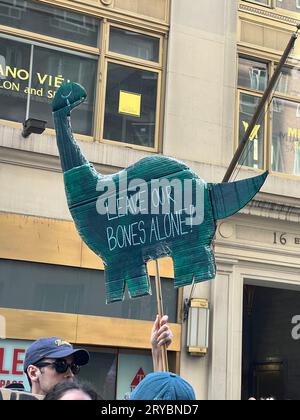 Le dimanche 17 septembre, environ 75 000 000 personnes ont défilé dans les rues de New York lors du plus grand événement climatique aux États-Unis depuis le début du Covid. La marche a appelé le président Biden à prendre des mesures beaucoup plus fortes contre les combustibles fossiles, y compris à honorer son engagement de campagne de cesser de délivrer des permis pour l'extraction de combustibles fossiles sur les terres fédérales et à déclarer officiellement une urgence climatique. Banque D'Images