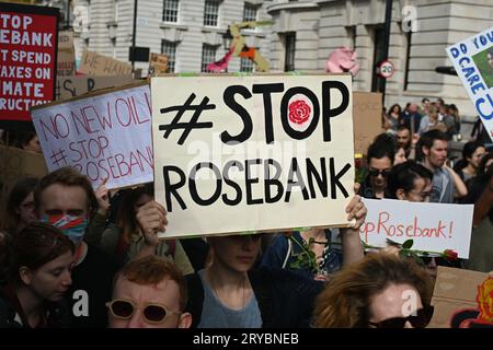 Whitehall place, Londres, Royaume-Uni. 30 septembre 2023. Des manifestations contre le gouvernement britannique viennent d’approuver un champ pétrolier pour Equinor, le géant pétrolier norvégien, qui possède le plus grand champ pétrolier non développé du Royaume-Uni. Manifestation Fossil Free London et marche du nouveau bâtiment du ministère de la sécurité énergétique et du Net Zero (DESNZ) à l'ambassade de Norvège. Crédit : Voir Li/Picture Capital/Alamy Live News Banque D'Images