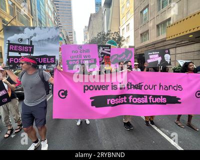 Le dimanche 17 septembre, environ 75 000 000 personnes ont défilé dans les rues de New York lors du plus grand événement climatique aux États-Unis depuis le début du Covid. La marche a appelé le président Biden à prendre des mesures beaucoup plus fortes contre les combustibles fossiles, y compris à honorer son engagement de campagne de cesser de délivrer des permis pour l'extraction de combustibles fossiles sur les terres fédérales et à déclarer officiellement une urgence climatique. Banque D'Images