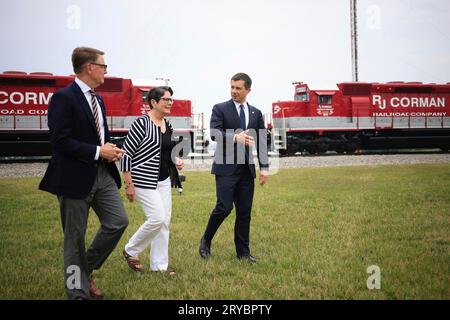 Lexington (États-Unis d ' Amérique). 29 septembre 2023. De gauche à droite : Jim Gray, secrétaire aux Transports du Kentucky, Linda Gorton, maire de Lexington, et Pete Buttigieg, secrétaire aux Transports des États-Unis, lors de l'annonce d'une subvention de 8 millions de dollars pour remplacer un pont ferroviaire vieux de 86 ans à la gare de triage Central Kentucky, le 29 juin 2023 à Lexington, Kentucky. Crédit : USDOT/US Department of Transportation/Alamy Live News Banque D'Images