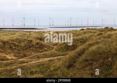 Le front de mer de sud Gare avec les éoliennes offshore à Redcar,Angleterre,UK Banque D'Images