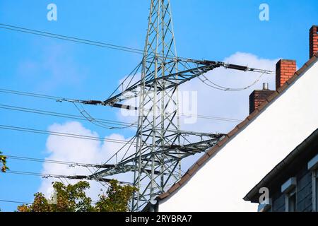 Düsseldorf 30.09.2023 Strommast Freileitungsmast Hochspannungsmast Miete Mietkosten Mietnebenkosten Nebenkosten Wohnung Mieterhöhung Wohnfläche Energiebedarf Stromkostenabrechnung Betriebskosten Steuern Finanzamt Einkommenssteuererklärung Steuererklärung Ökostrom Betriebsausgaben Werbungskosten Grüner Öko Elektrizität Stromvergütung Banque D'Images