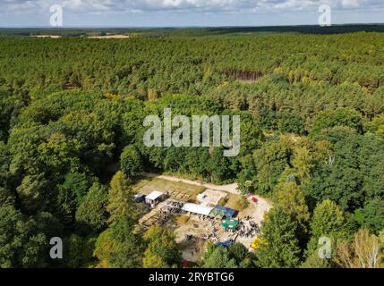 30 septembre 2023, Brandebourg, Treppeln : beaucoup de forêt entoure la zone à l'ancienne loge forestière Treppeln, où aujourd'hui une fête de remerciement a lieu à l'emplacement futur du monastère cistercien Maria Friedenshort (photos aériennes avec un drone). Avec un festival de remerciement le samedi, les Cisterciens dans une forêt près de Treppeln (Oder-Spree) ont célébré qu'ils sont les propriétaires d'une nouvelle parcelle de terrain là-bas. Le premier monastère de la communauté religieuse de Brandebourg depuis le Moyen âge doit être construit sur le site. Photo : Patrick Pleul/dpa Banque D'Images