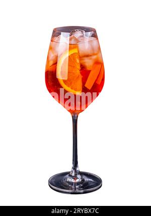 Cocktail alcoolisé Aperol Spritz en verre avec tranche d'orange isolé sur fond blanc Banque D'Images