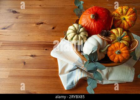 Fond de citrouilles orange et blanc, citrouilles décorées pour halloween, citrouilles closeup, concept halloween, maquette halloween Banque D'Images