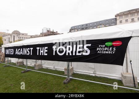 Peoples Assembly Marquee in Manchesters Piccadilly Gardens. Manchester se prépare pour la conférence conservatrice 2023. L’Assemblée des peuples a organisé une manifestation de masse qui aura lieu le dimanche 1 octobre, jour d’ouverture de la conférence. Manchester UK. Photo : garyroberts/worldwidefeatures.com Banque D'Images