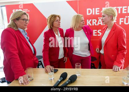 30 septembre 2023, Hesse, Francfort-sur-le-main : Anke Rehlinger (tous SPD, de gauche à droite), ministre-présidente de la Sarre, Malu Dreyer, ministre-président de la Rhénanie-Palatinat, Nancy Faeser, première candidate en Hesse et ministre fédérale de l'intérieur, et Manuela Schwesig, ministre-présidente du Mecklembourg-Poméranie occidentale, se présentent ensemble à la campagne électorale du SPD. Faeser fait une excursion en bateau avec 200 femmes issues de la politique, de la société, des affaires, des sciences, de la culture et du sport dans le cadre de la campagne électorale de l'État de Hesse. Photo : Andreas Arnold/dpa Banque D'Images