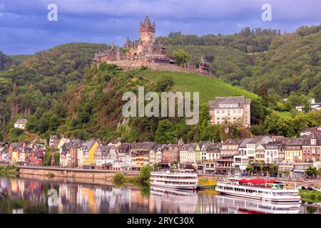 Vue panoramique sur la vieille ville allemande de conte de fées Cochem tôt le matin. Allemagne. Banque D'Images