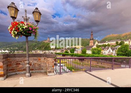 Vue panoramique sur la vieille ville allemande de conte de fées Cochem tôt le matin. Allemagne. Banque D'Images