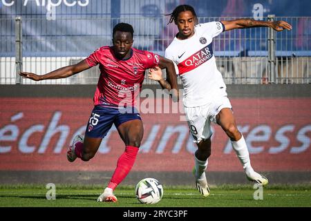 Clermont-Ferrand, France. 30 septembre 2023. Cheick OUMAR KONATE de Clermont et Bradley BARCOLA du PSG lors du match de Ligue 1 entre Clermont foot 63 et Paris Saint-Germain (PSG) au Stade Gabriel-Montpied le 30 septembre 2023 à Clermont-Ferrand, France. (Image de crédit : © Matthieu Mirville/ZUMA Press Wire) USAGE ÉDITORIAL SEULEMENT! Non destiné à UN USAGE commercial ! Banque D'Images