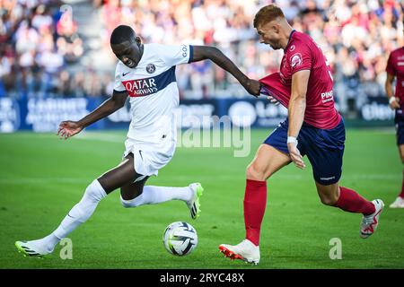 Clermont-Ferrand, France. 30 septembre 2023. Randal KOLO MUANI du PSG et Maximiliano CAUFRIEZ de Clermont lors du match de Ligue 1 entre Clermont foot 63 et le Paris Saint-Germain (PSG) au Stade Gabriel-Montpied le 30 septembre 2023 à Clermont-Ferrand, France. (Image de crédit : © Matthieu Mirville/ZUMA Press Wire) USAGE ÉDITORIAL SEULEMENT! Non destiné à UN USAGE commercial ! Banque D'Images