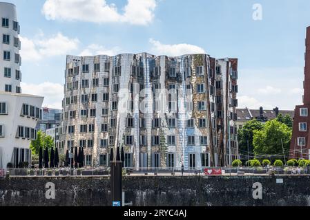 Dusseldorf, Allemagne - 2 juin 2022 : vue de la partie du nouveau chantier de douane (Neuer Zollhof) en Rhénanie du Nord-Westphalie, Allemagne. Banque D'Images