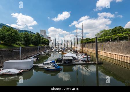 Dusseldorf, Allemagne - 2 juin 2022 : vue grand angle de Dusseldorf à la journée avec Media Harbour et architecture contemporaine en Rhénanie du Nord-Westphalie, G Banque D'Images