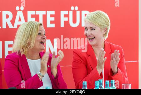 30 septembre 2023, Hesse, Francfort-sur-le-main : Nancy Faeser (l, SPD), première candidate du SPD/ministre fédérale de l'intérieur, et Manuela Schwesig (SPD), ministre-présidente du Mecklembourg-Poméranie occidentale, regardent la campagne électorale du SPD. Le premier candidat du SPD et ministre fédéral de l'intérieur fait une excursion en bateau avec 200 femmes issues de la politique, de la société, des affaires, des sciences, de la culture et des sports. Photo : Andreas Arnold/dpa Banque D'Images