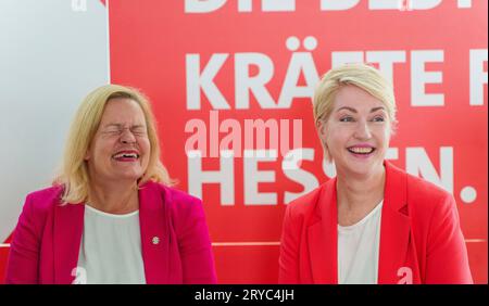 30 septembre 2023, Hesse, Francfort/main : Nancy Faeser (l, SPD), première candidate du SPD/ministre fédérale de l'intérieur, et Manuela Schwesig (SPD), ministre-présidente du Mecklembourg-Poméranie occidentale, rient ensemble lors de la campagne électorale du SPD. Le premier candidat du SPD et ministre fédéral de l'intérieur fait une excursion en bateau avec 200 femmes issues de la politique, de la société, des affaires, des sciences, de la culture et des sports. Photo : Andreas Arnold/dpa Banque D'Images